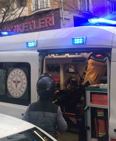 Yola fırlayan kediyi ezmemek uğruna kaza yaptı
