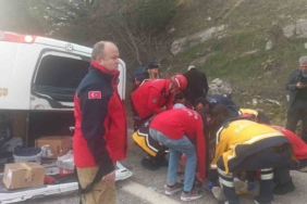 Yolcu minibüsü ile otomobil çarpıştı: 2 ölü, 18 yaralı