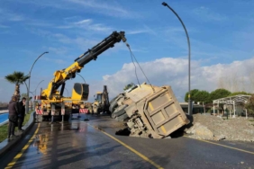 Yolda oluşan çukura düşen hafriyat kamyonu vinç yardımı ile kurtarıldı