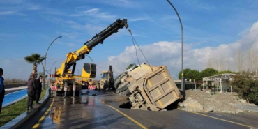 Yolda oluşan çukura düşen hafriyat kamyonu vinç yardımı ile kurtarıldı