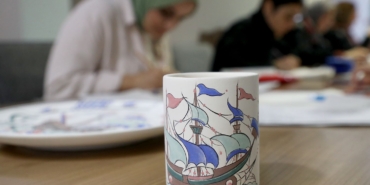 Zarif desenler renklerle buluşarak birer harikaya dönüşüyor