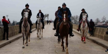 At sırtında İspanya’dan hacca gidiyorlar
