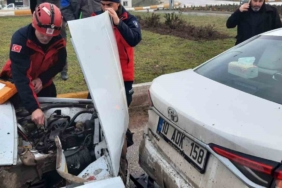 Balıkesir’de ışıklarda çarpışan araçlarda hasar oluştu