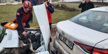 Balıkesir’de ışıklarda çarpışan araçlarda hasar oluştu