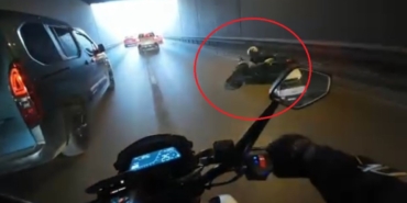 Bursa’da şerit değiştiren otomobile çarpan motosikletli böyle savruldu