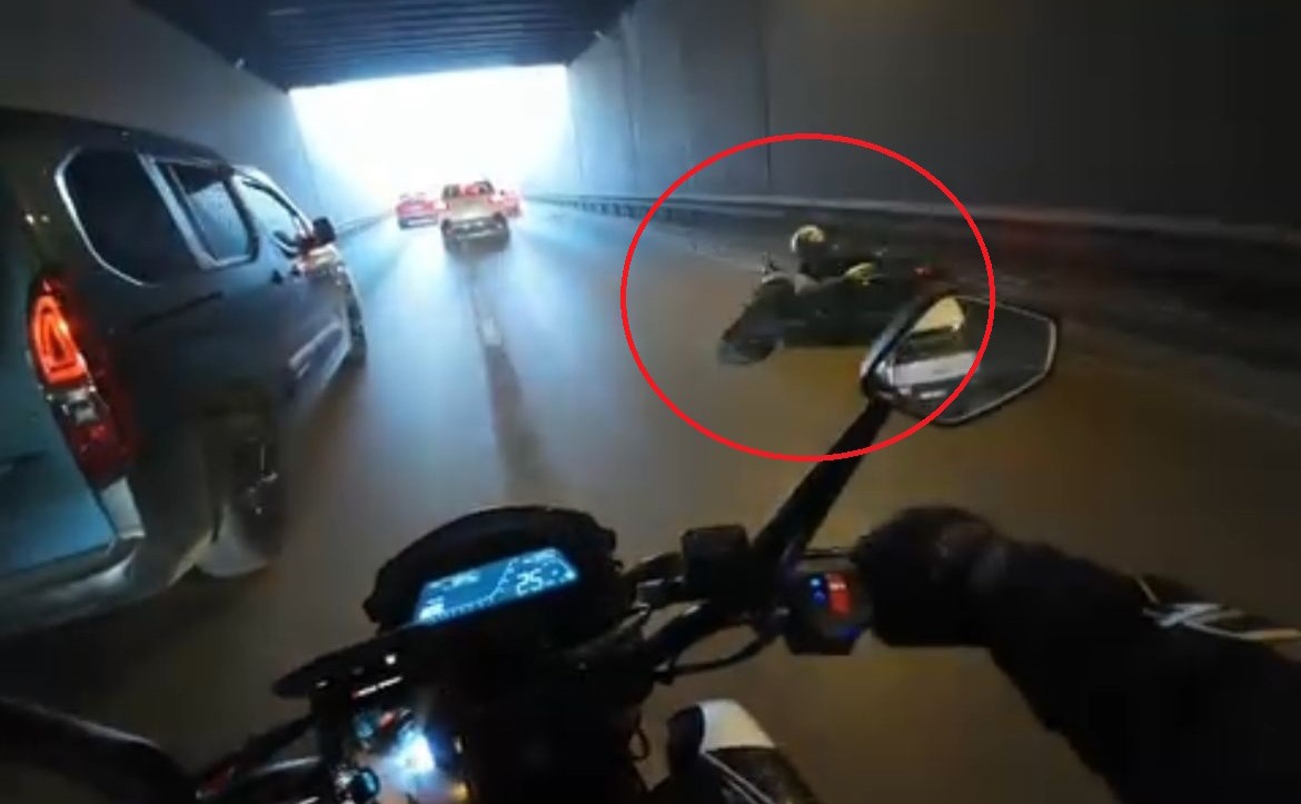 Bursa’da şerit değiştiren otomobile çarpan motosikletli böyle savruldu
