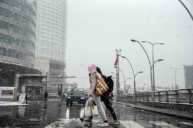 Başakşehir’de kar altında scooter keyfi