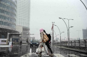 Başakşehir’de kar altında scooter keyfi