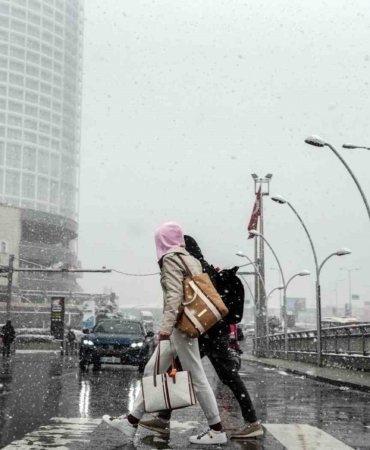 Başakşehir’de kar altında scooter keyfi