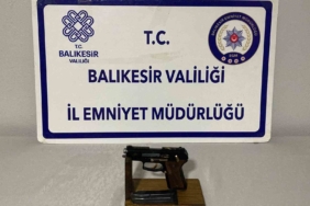 Balıkesir’de CHP aracına silahlı saldırı: Olayin faili B.Ç., saldırıda kullandığı ruhsatsız tabancayla yakalanarak gözaltına alındı