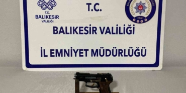 Balıkesir’de CHP aracına silahlı saldırı: Olayin faili B.Ç., saldırıda kullandığı ruhsatsız tabancayla yakalanarak gözaltına alındı