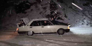 Yazlık lastikle karda kalan araca insan takviyesi