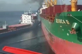 Limandan çıkan gemi, başka bir gemiye çarptı... O anlar kamerada