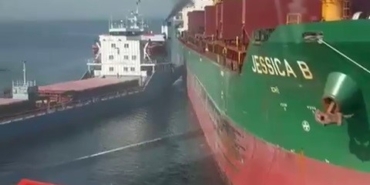 Limandan çıkan gemi, başka bir gemiye çarptı... O anlar kamerada