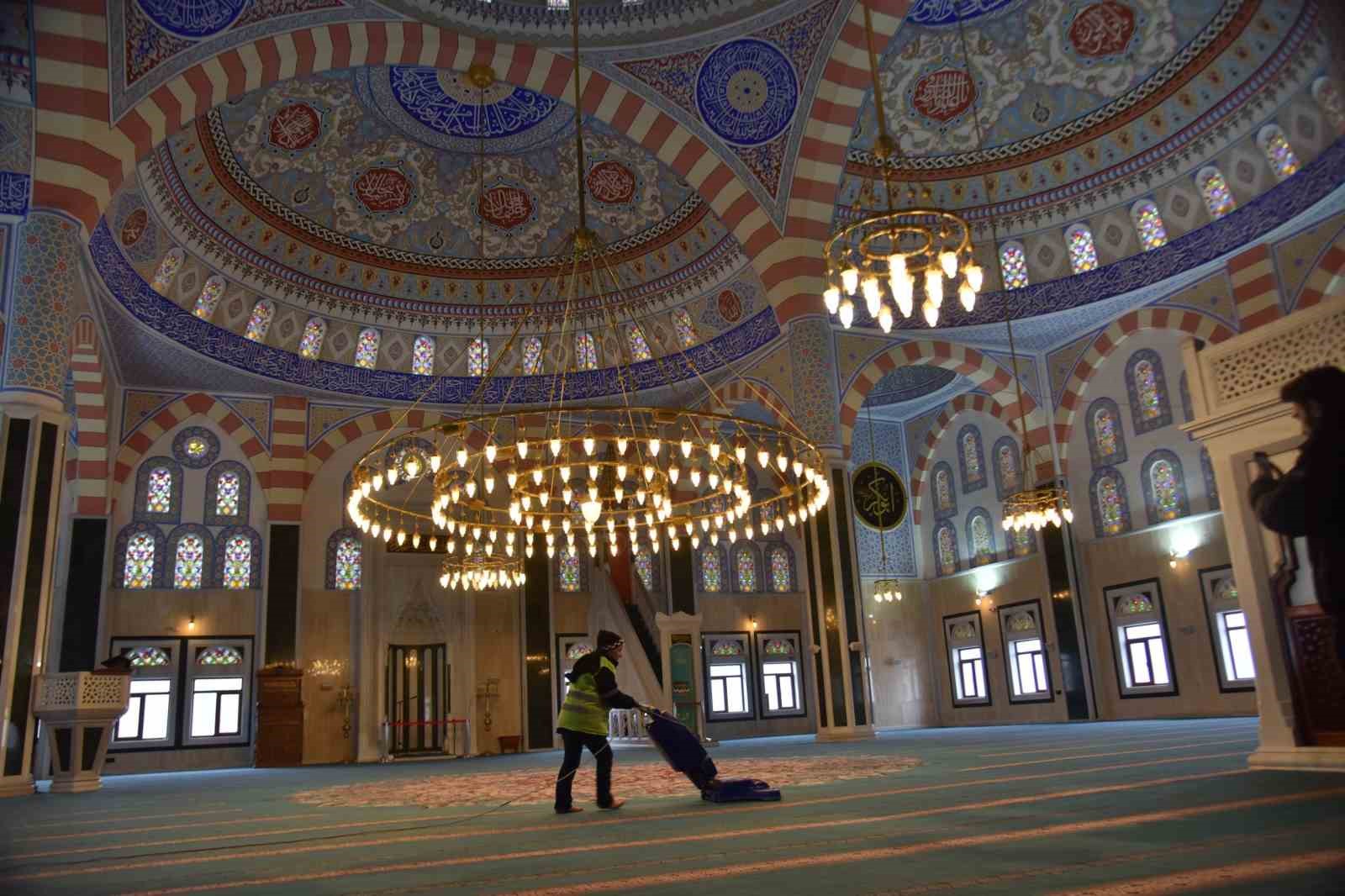 Camilerde Ramazan temizliği yapıldı