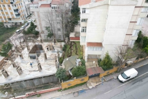 Beylikdüzü’nde inşaat sırasında binanın istinat duvarı çöktü
