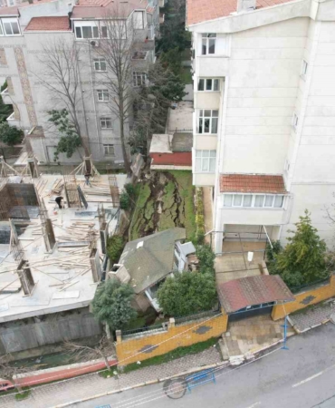 Beylikdüzü’nde inşaat sırasında binanın istinat duvarı çöktü