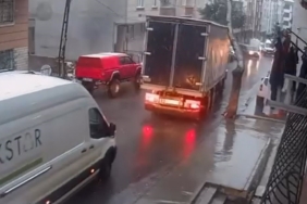 Esenyurt’ta seyir halindeki kamyonet ağaca çarptı