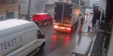 Esenyurt’ta seyir halindeki kamyonet ağaca çarptı