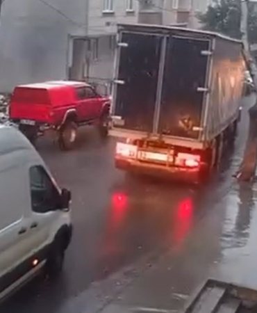 Esenyurt’ta seyir halindeki kamyonet ağaca çarptı
