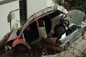 Kontrolden çıkan otomobil park halindeki aracın üzerine uçtu: 1 yaralı