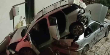 Kontrolden çıkan otomobil park halindeki aracın üzerine uçtu: 1 yaralı