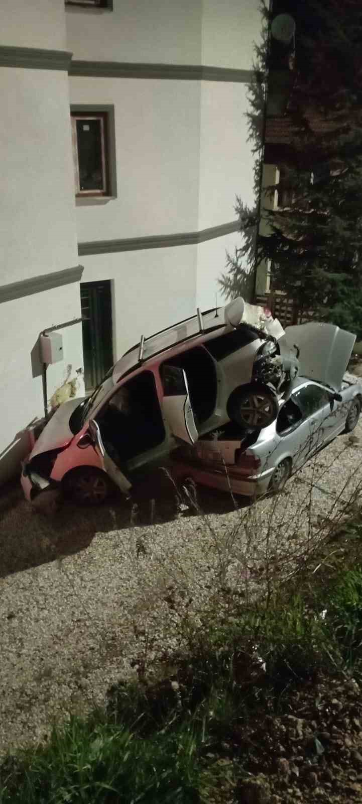 Kontrolden çıkan otomobil park halindeki aracın üzerine uçtu: 1 yaralı