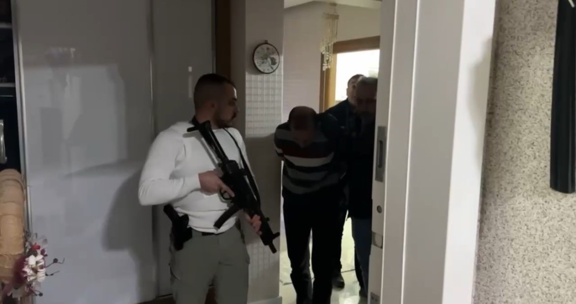 FETÖ’den 12 yıl 6 ay hapis cezasıyla aranıyordu...Firari astsubay sahte kimlikle yakalandı