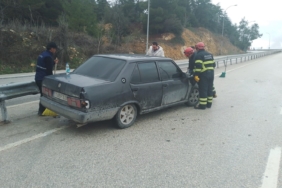 Seyir halinde kontrolden çıkan otomobil refüje çarptı, 1 kişi yaralandı