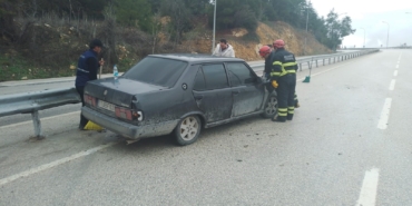 Seyir halinde kontrolden çıkan otomobil refüje çarptı, 1 kişi yaralandı
