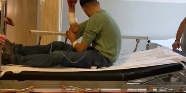 Kavga edenleri ayırmak isterken bıçakla yaralandı