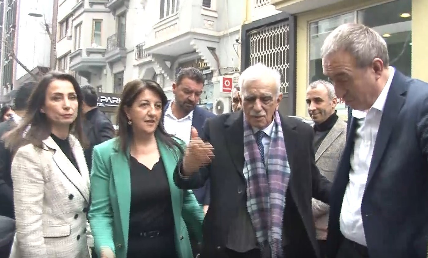 DEM Partili İmralı Heyeti basın açıklaması yapacakları Taksim’deki otele geldi