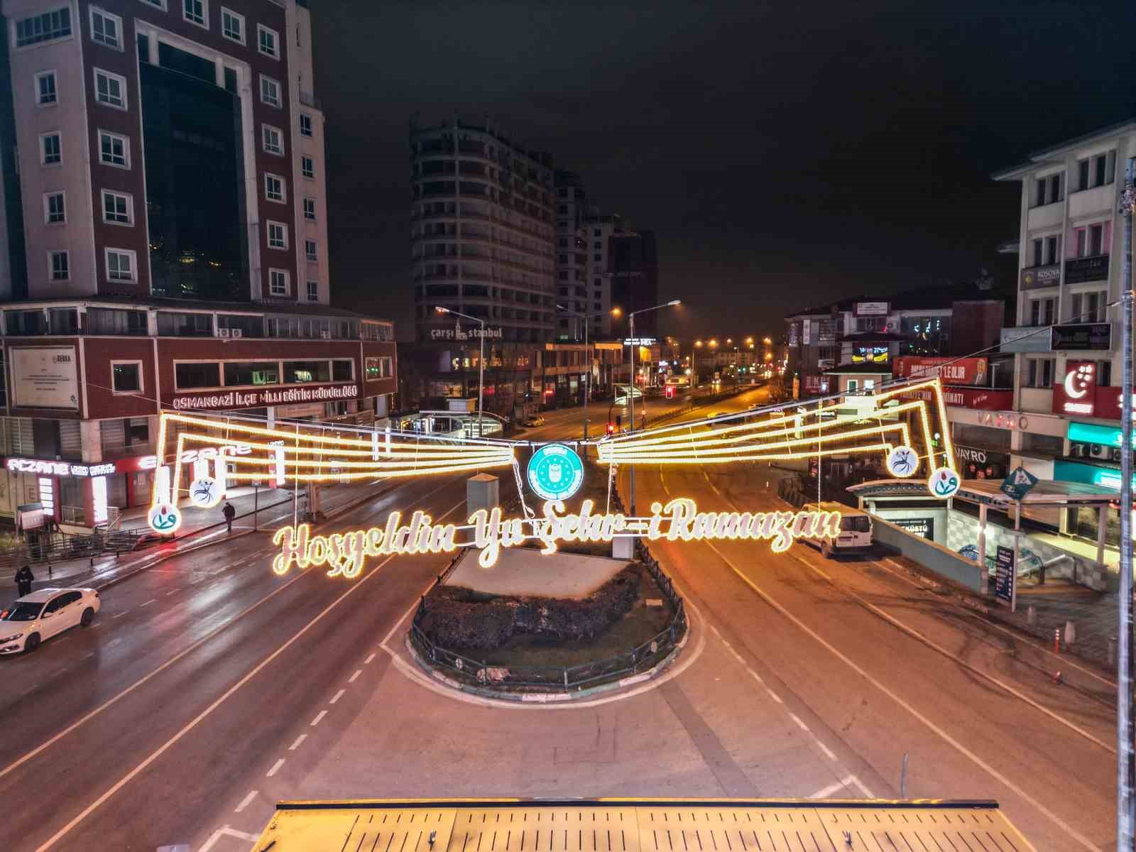 Bursa caddeleri ‘Ramazan’ için süslendi