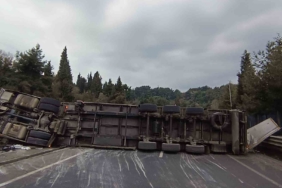 Gölcük’te devrilen tır yolu kapattı: 1 yaralı