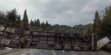 Gölcük’te devrilen tır yolu kapattı: 1 yaralı