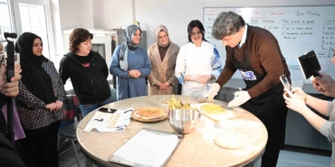 Belediye başkanı pide yaptı