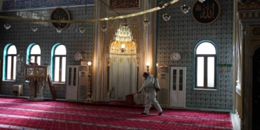 Maltepe’deki ibadethaneler Ramazan öncesi dezenfekte ediliyor