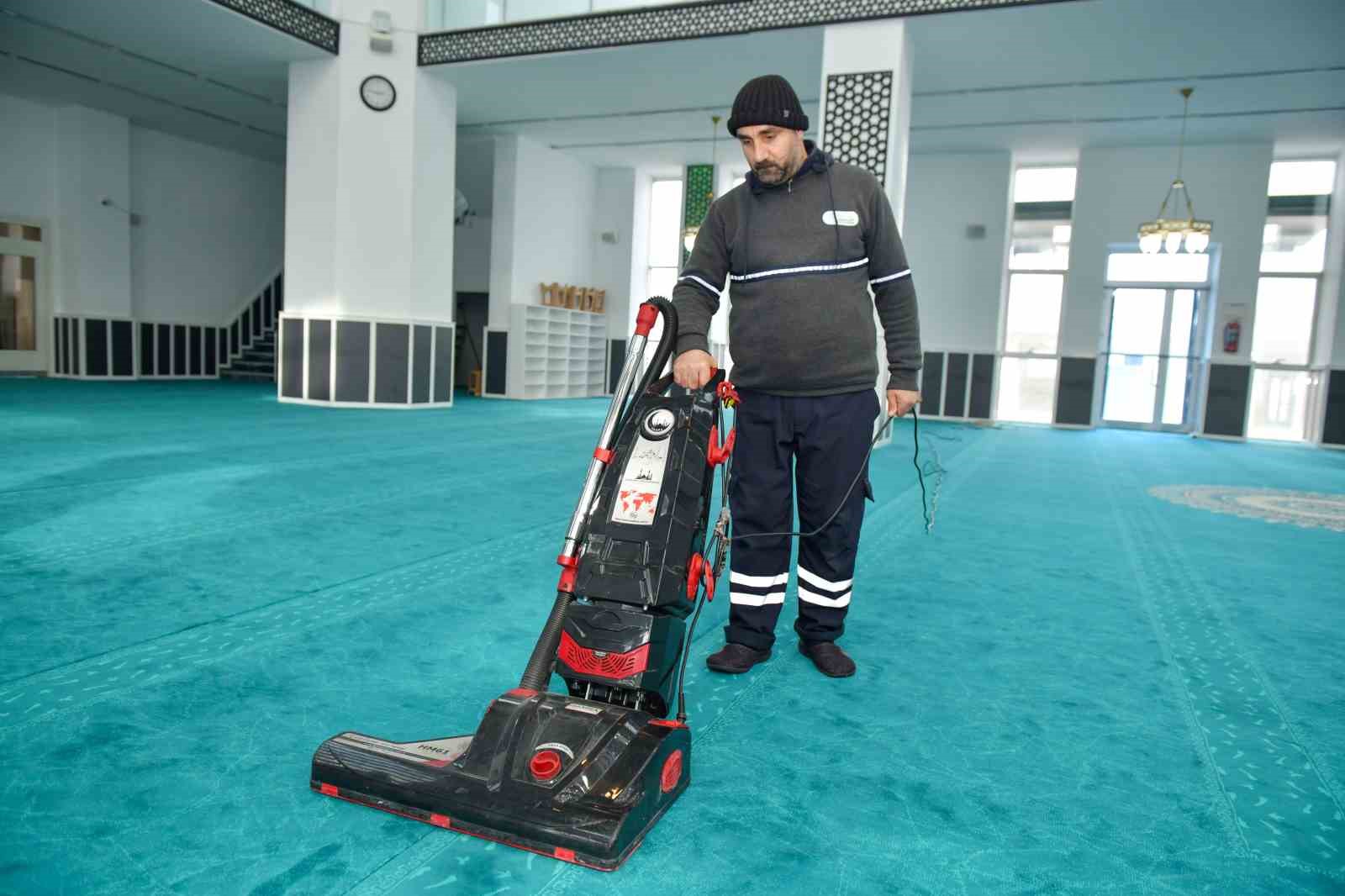 Esenyurt’ta camiler ilk teravih namazına hazırlandı