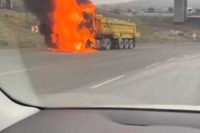 Arnavutköy’de hafriyat kamyonu alev alev yandı