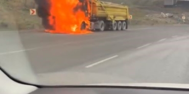 Arnavutköy’de hafriyat kamyonu alev alev yandı