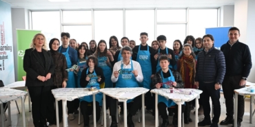 Sanat atölyesinde gençlere eğitim
