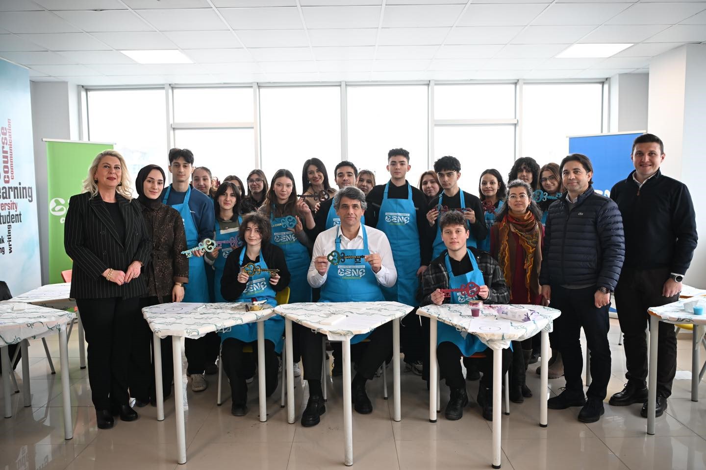 Sanat atölyesinde gençlere eğitim