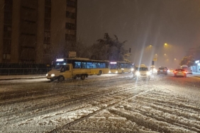 Kartal'da frenleri tutmayan İETT otobüsü şoförü yolcuları indirdi