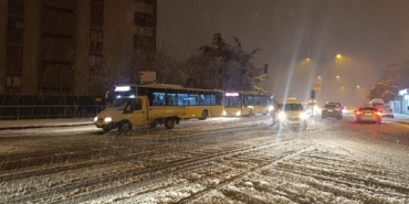 Kartal'da frenleri tutmayan İETT otobüsü şoförü yolcuları indirdi