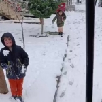 ÇOCUKLAR KAR KÜREME ARACININ YOLUNU KESTİ