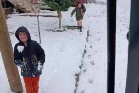 ÇOCUKLAR KAR KÜREME ARACININ YOLUNU KESTİ