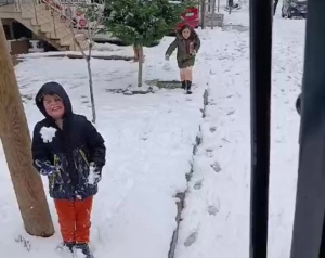 ÇOCUKLAR KAR KÜREME ARACININ YOLUNU KESTİ