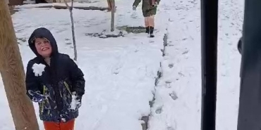 ÇOCUKLAR KAR KÜREME ARACININ YOLUNU KESTİ