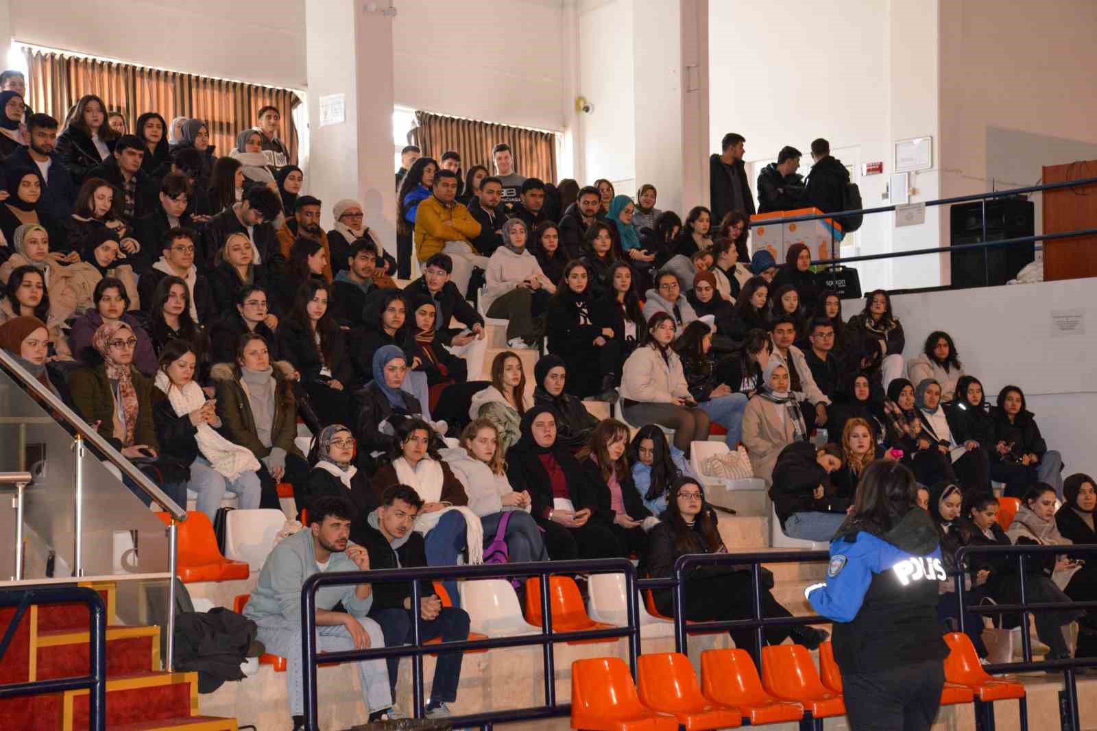 Üniversiteli öğrencilere ‘Bağımlı Olma, Geleceğe Umut Ol’ eğitimi verildi