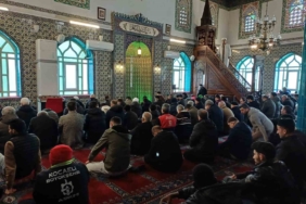 Yangında zarar gören cami yeniden ibadete açıldı